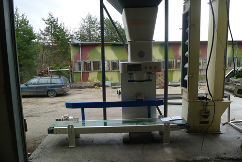 bagging system for feed mill